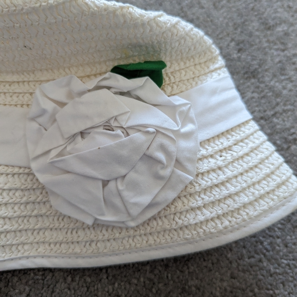 Charming Children's Place White Crocheted Sun Hat with Floral Detail - Size 7-8 - Picture 2 of 4